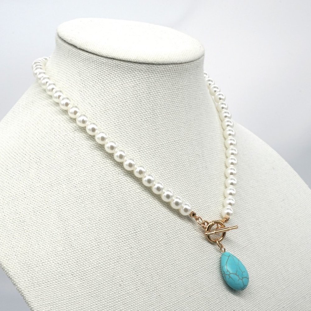 Turquoise stone with pearl chain. Toggle clasp. - Picture 2 of 4